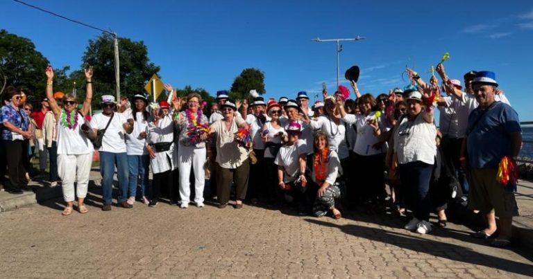 Adultos mayores disfrutan del Encuentro de los Años Dorados