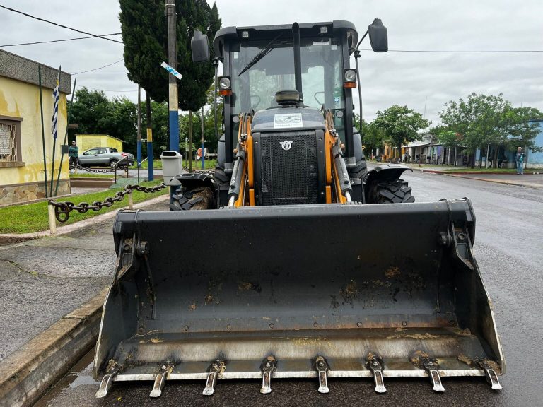 Compromiso cumplido: IDT entregó una retroexcavadora al Municipio de Villa Ansina