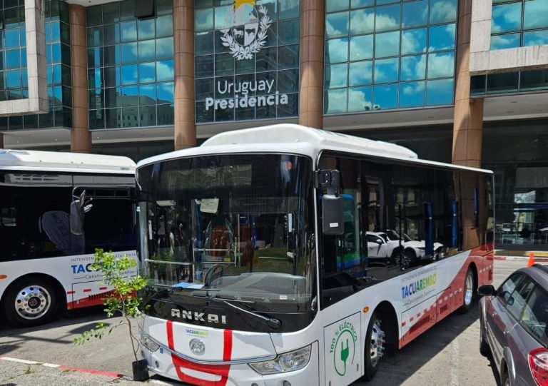 Tacuarembó incorporó tres omnibus eléctricos y se destaca en materia de movilidad