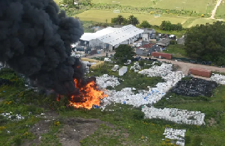 Incendio en depósito de plásticos está circunscripto y controlado.