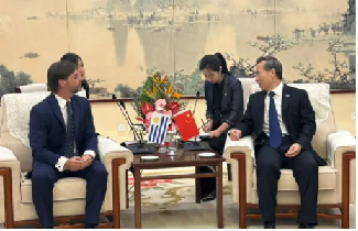 El presidente Lacalle junto a empresarios viajó a China.