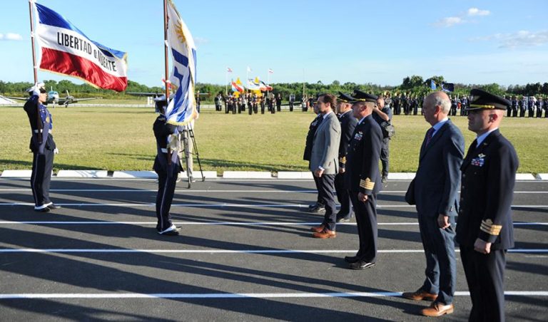 Escuela Militar de Aeronáutica cerró cursos con la presencia de Lacalle Pou