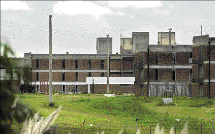 Dos reclusos fallecidos y seis heridos tras incendio intencional en celda del ex Comcar.