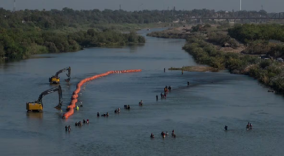 Un juez ordena a Texas remover el ‘muro flotante’ de boyas sobre el río Bravo