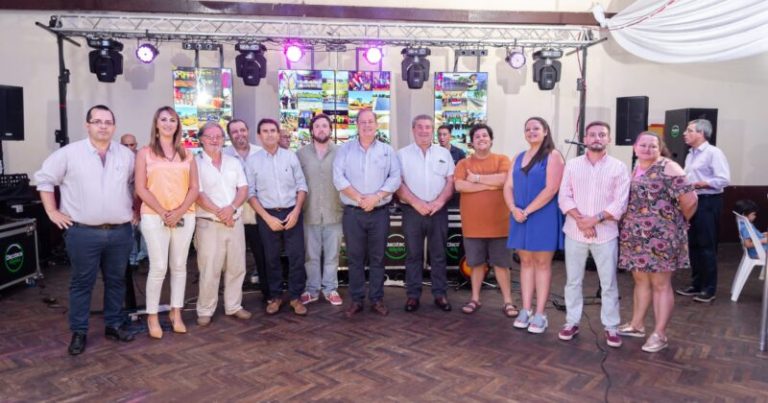 Solidaridad: 400 personas compartieron la “Navidad entre todos” en el Club Democrático