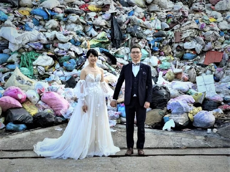 Concientizar: Fotos de boda con la montaña de 4.000 toneladas de basura.