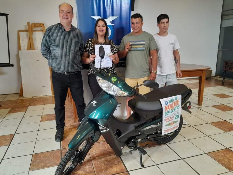 SE ENTREGO LA MOTO POR LA NOCHE DE LOS DESCUENTOS