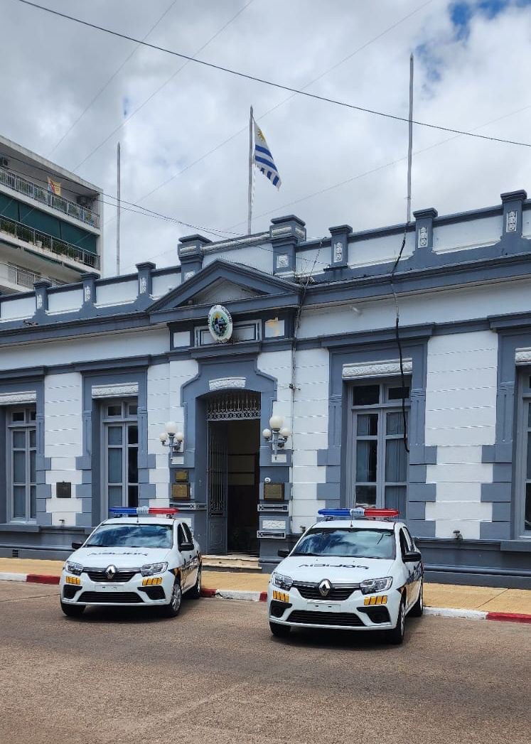 Adjudicación de dos móviles policiales