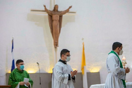 Nicaragua expulsa del país al obispo Rolando Álvarez y a 15 sacerdotes, que van al Vaticano