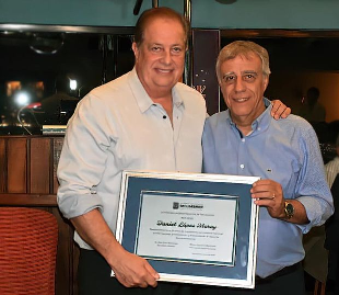 IMT hace entrega de placa de reconocimiento al comunicador Daniel López Moroy.