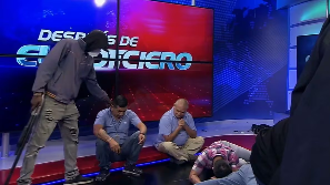 La policía detiene a los 13 asaltantes que tomaron una televisión de Ecuador y libera a los rehenes.
