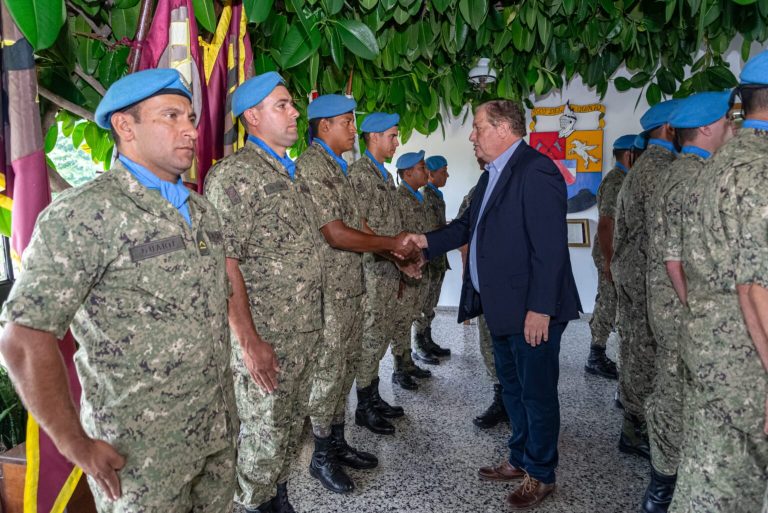 Intendente Wilson Ezquerra le entregó el escudo departamental al personal de regimiento que participará en una Misión de Paz en el Congo