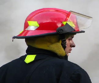 Incendio, dos niños de 3 y 8 años debieron ser rescatados por joven de 22años.