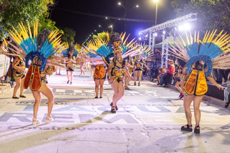 Desfile Entierro del Carnaval 2024 en Tacuarembó llenó de ritmo y color a la ciudad