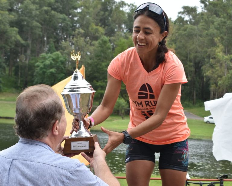El Intendente Wilson Ezquerra entregó premios del Triatlón Rústico en Balneario Iporá