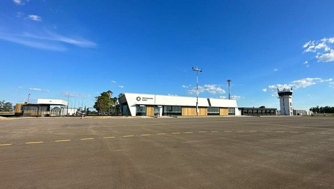 Inauguran el aeropuerto internacional de Salto con presencia del presidente.