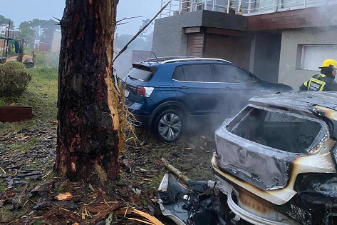 Incendio de vehículo por caída de un rayo en Maldonado.