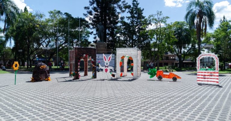 Unas 5300 botellas componen la decoración de Pascuas en la Plaza 19 de Abril