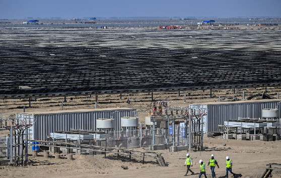 INDIA Un multimillonario de la industria del carbón construye la mayor central de energía limpia del mundo.