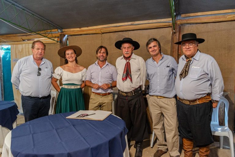Lacalle Pou izó el Pabellón Nacional en la inauguración oficial del ruedo “Don Homero Formoso”