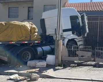 Un camión terminó en el patio de dos viviendas tras chocar en La Unión