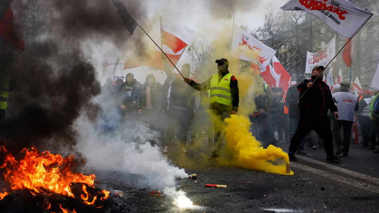 Polonia vive la protesta de agricultores más violenta de su historia, mientras crece la indignación en toda Europa.