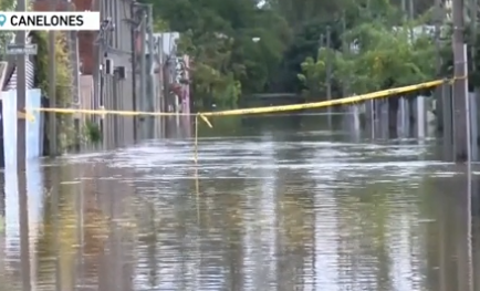 El río comenzó a bajar en Santa Lucía: hay más de 3.000 desplazados 