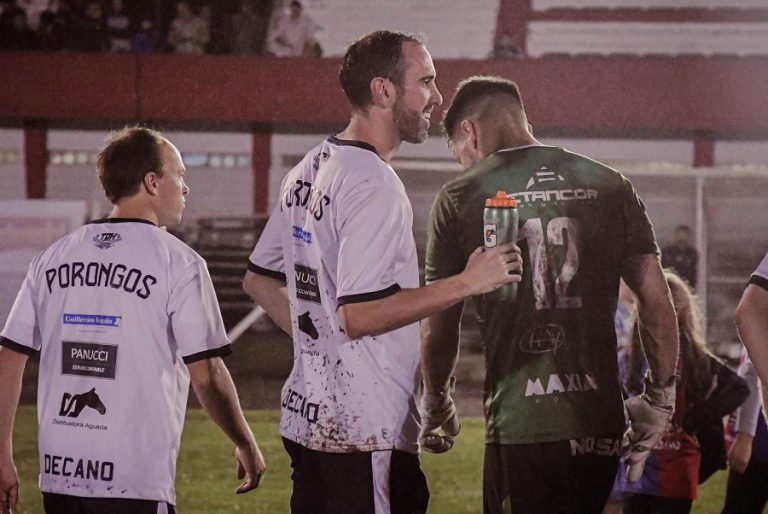 Diego Godín sufrió una fractura en su debut con Porongos, jugando en Tacuarembó