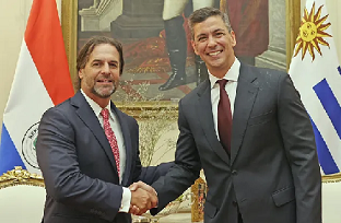 Luis Lacalle Pou se reunió con su par paraguayo, Santiago Peña, este miércoles en Asunción