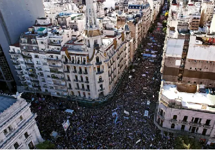  Masivas protestas en Argentina contra los recortes a la educación superior del gobierno de Milei