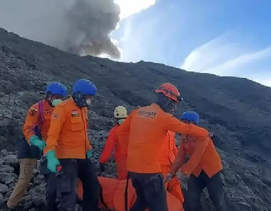 Casi un millar de evacuados por la erupción de un volcán en el norte de Indonesia