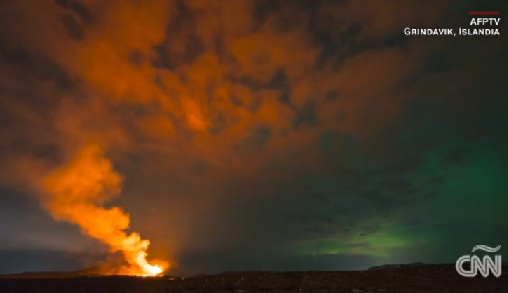 Islandia :Auroras y lava del volcán de Grindavik dejan una impactante postal.