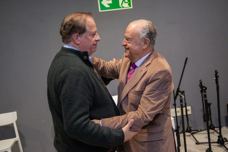 Carlos Arezo presentó su libro “El Tacuarembó vigoroso” en el Teatro Escayola