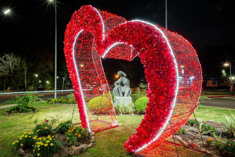 Intendencia de Tacuarembó homenajea a las madres con un corazón luminoso