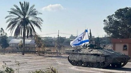 El ejército de Israel entra y toma el control del lado palestino del cruce de Rafah.