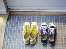 De dónde viene la tradición de quitarse los zapatos antes de entrar en casa (y qué dice la ciencia sobre ella)