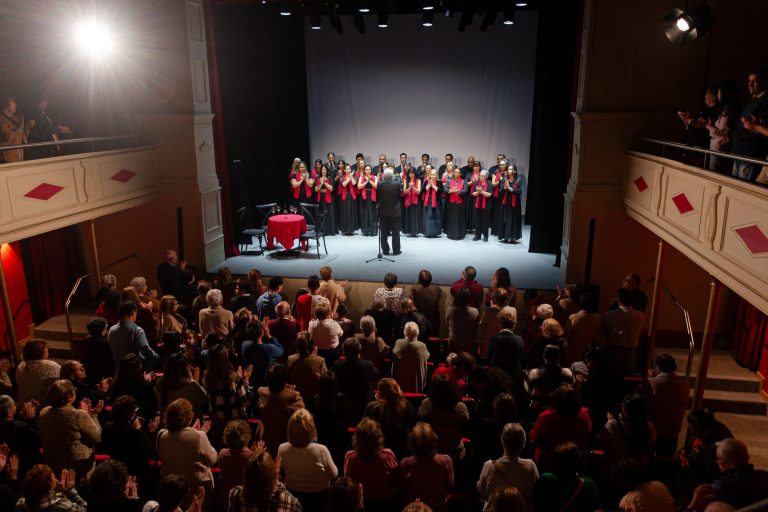 Día de los Abuelos: Coro Carlos Gardel brilló en el Teatro Escayola.