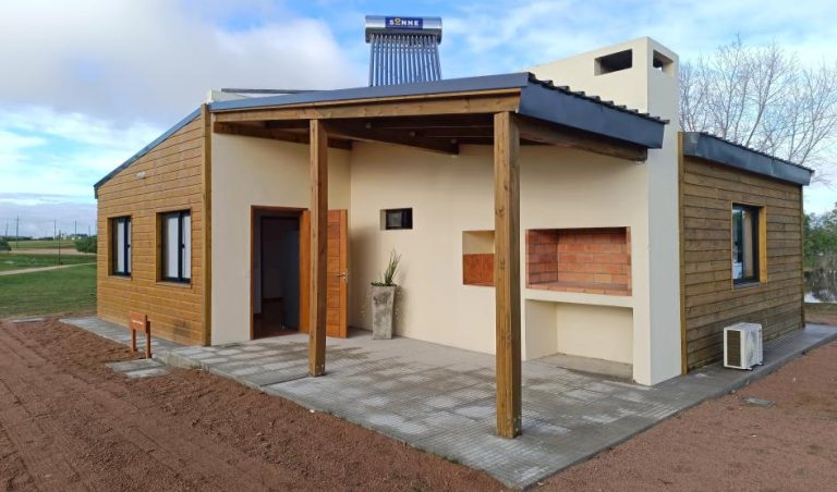 Incorporación de cabañas en lago Andresito de Flores promueve turismo en la zona