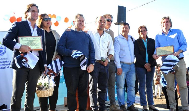 Lacalle Pou inauguró 61 viviendas en Guichón que beneficiarán a unas 200 personas