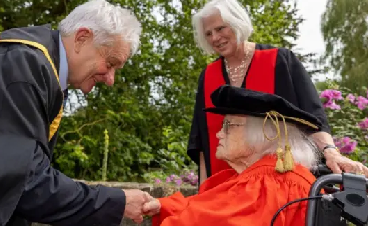 La física Rosemary Brown recibió su Doctorado a los 98 años. Descubre «Boson de Higgs».