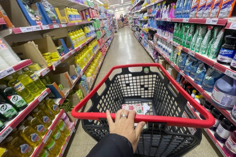 Informe: Uruguayos gastan unos 2300 dólares por año en productos de consumo masivo