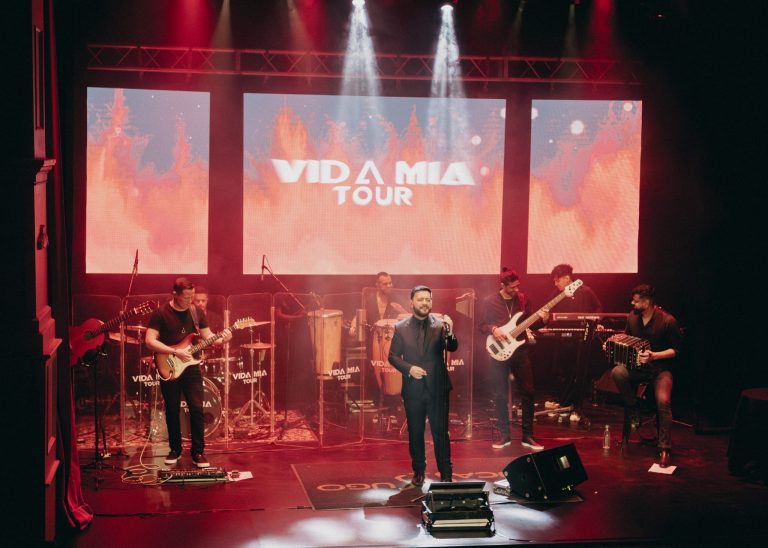 Lucas Sugo cerró su “Vida Mía Tour” en Tacuarembó con un emotivo show
