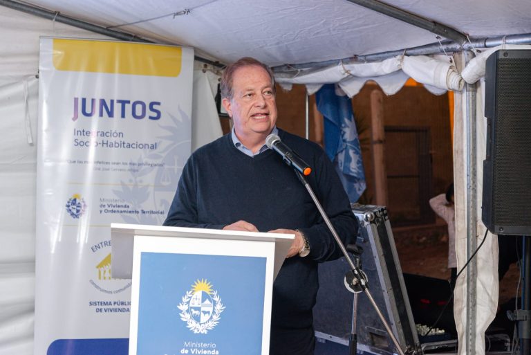 Wilson Ezquerra participó en entrega de viviendas construidas en terreno aportado por la Intendencia de Tacuarembó