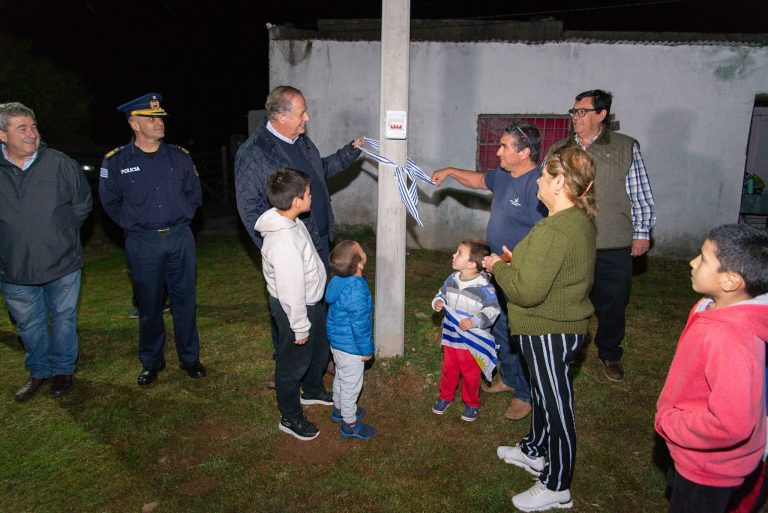 Vecinos celebraron el encendido de nueva luminaria LED inteligente en los barrios Nuevo Tacuarembó y Reggi