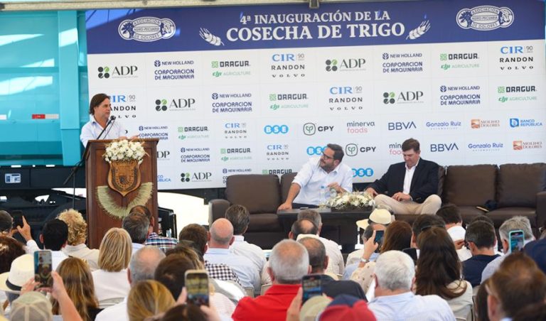 Lacalle Pou participó en la inauguración de la cosecha del trigo en Dolores