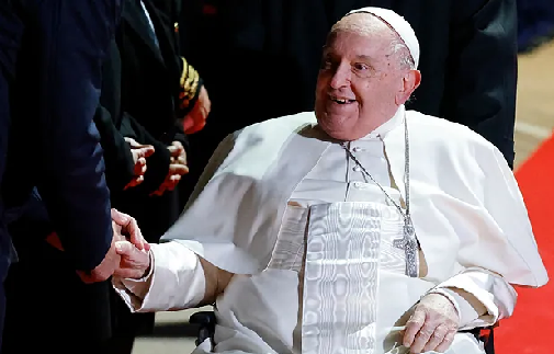 El papa Francisco hace la primera visita papal a Córcega entre muestras de fervor popular