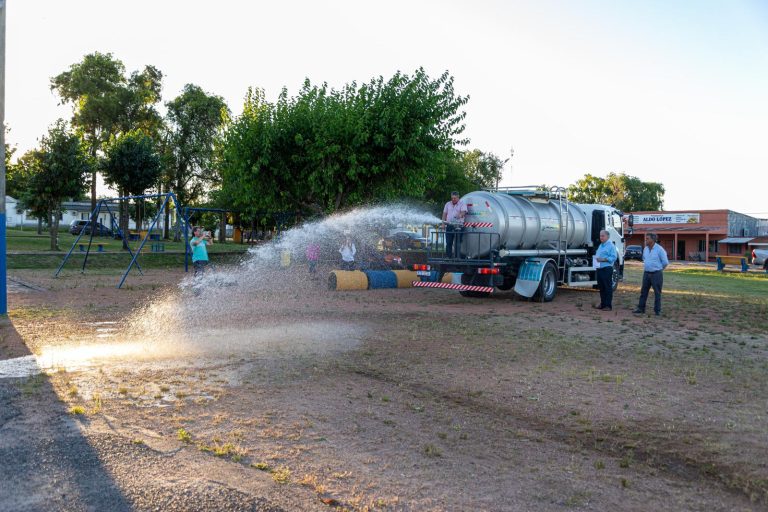 Entrega de camión y tractor para mejorar los servicios