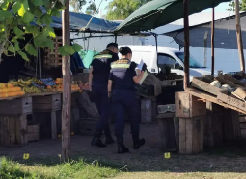 En el barrio de Manga, ataque a balazos en un puesto de verduras . niña presente ilesa.