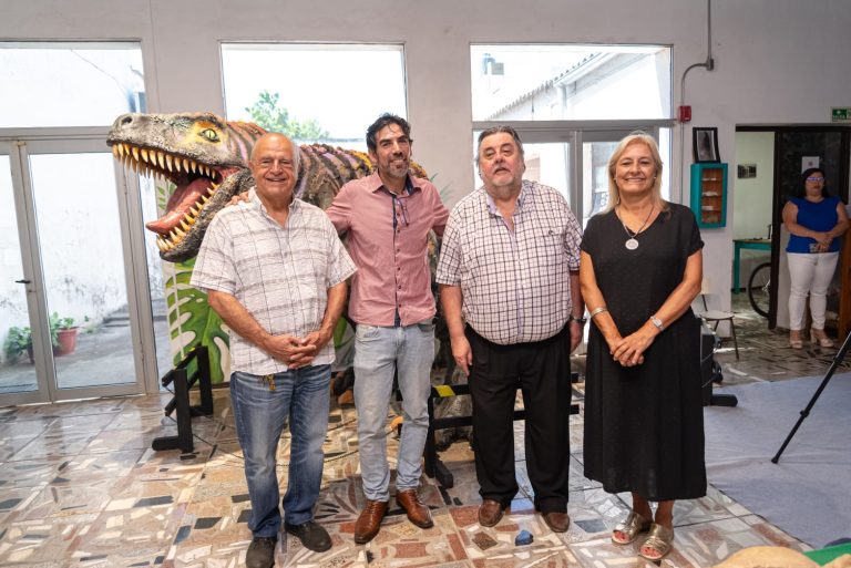 Se presentó en el Museo de Geociencias una réplica de un Torvosaurus