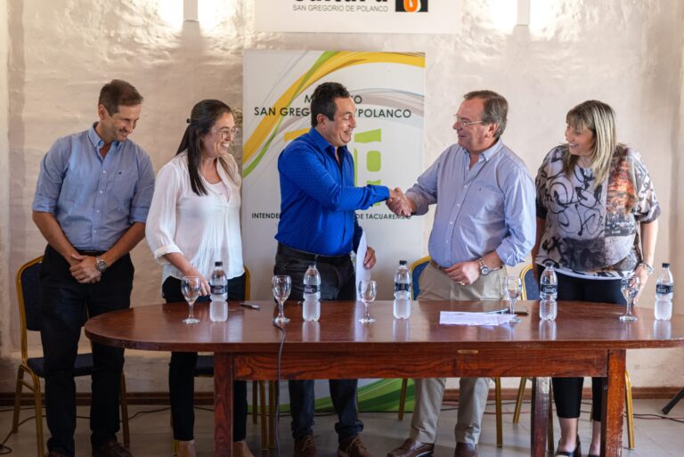 Se firmaron convenios sociales en San Gregorio de Polanco